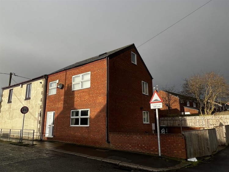3 bedroom End of Terrace House To Let