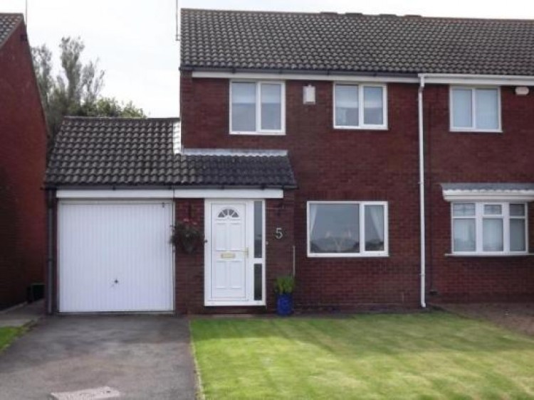 3 bedroom Semi-Detached House To Let