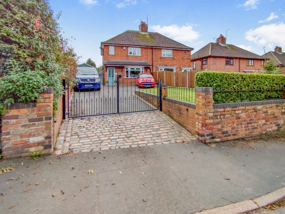 3 bedroom Semi-Detached House SSTC