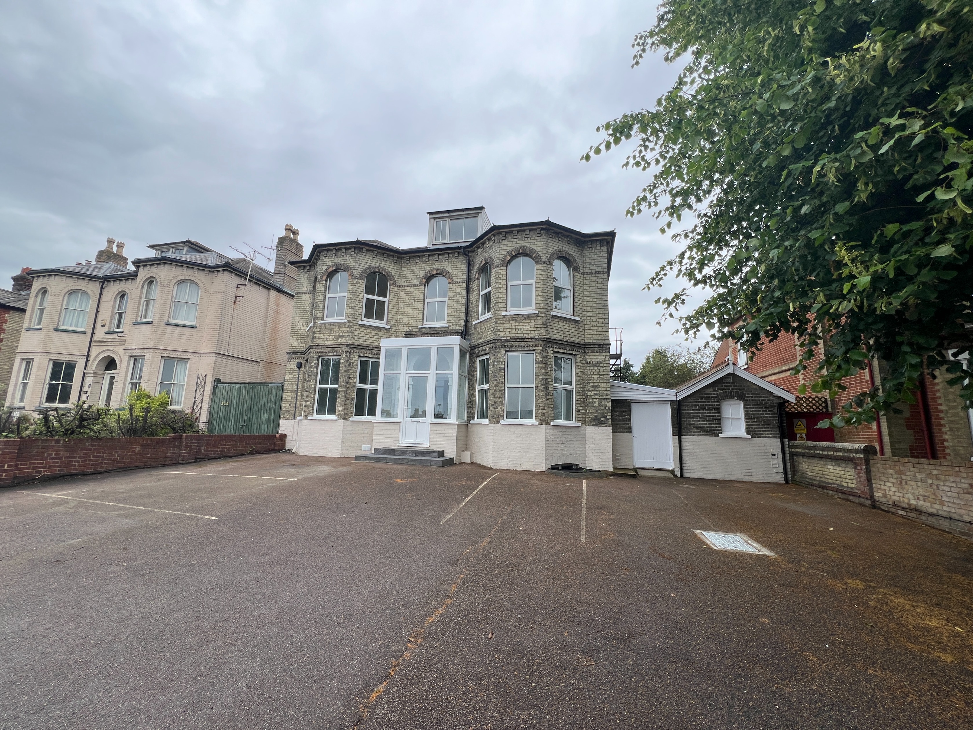 13 bedroom Detached House To Let