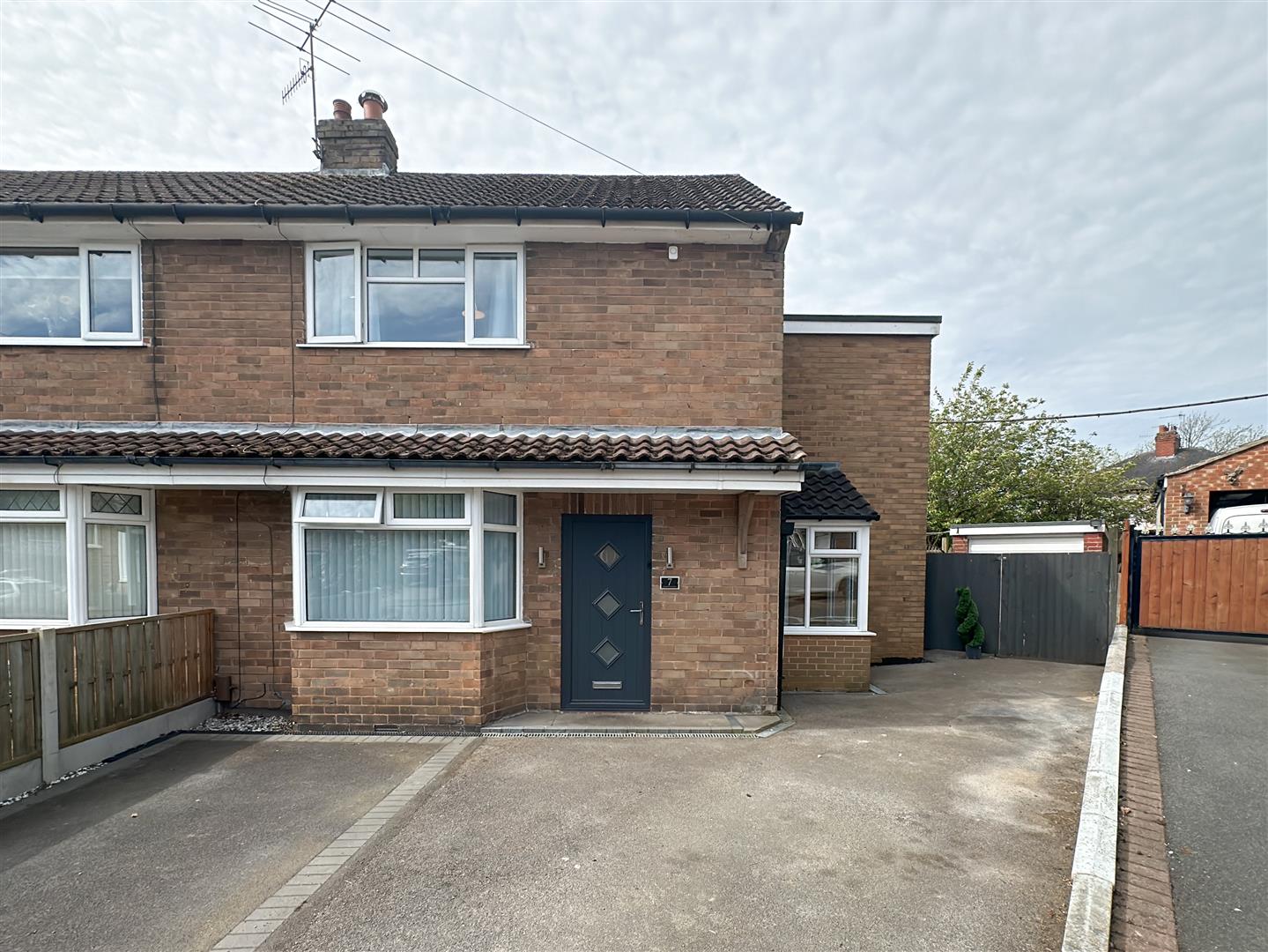 3 bedroom Semi-Detached House SSTC