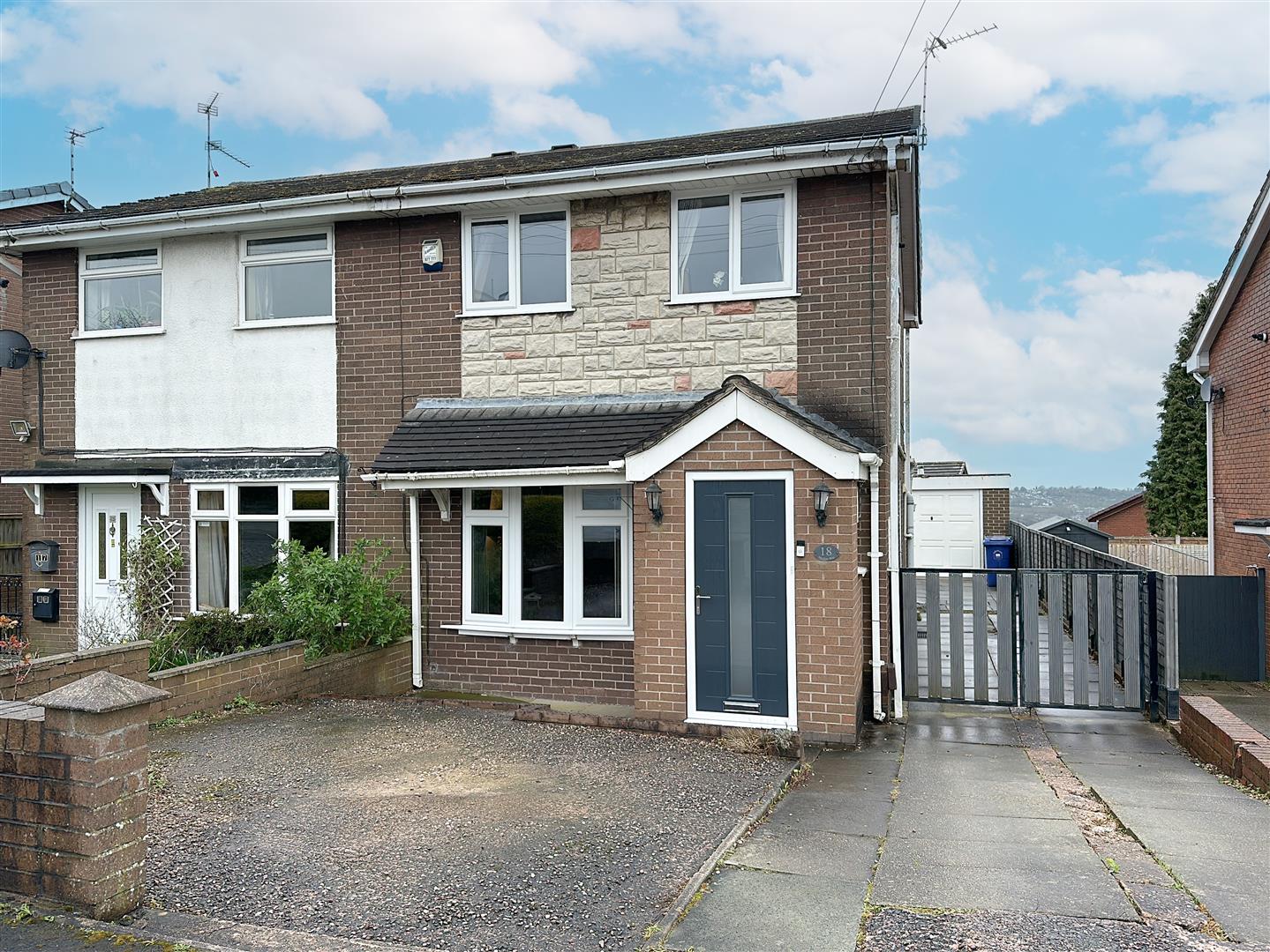 3 bedroom Semi-detached house SSTC