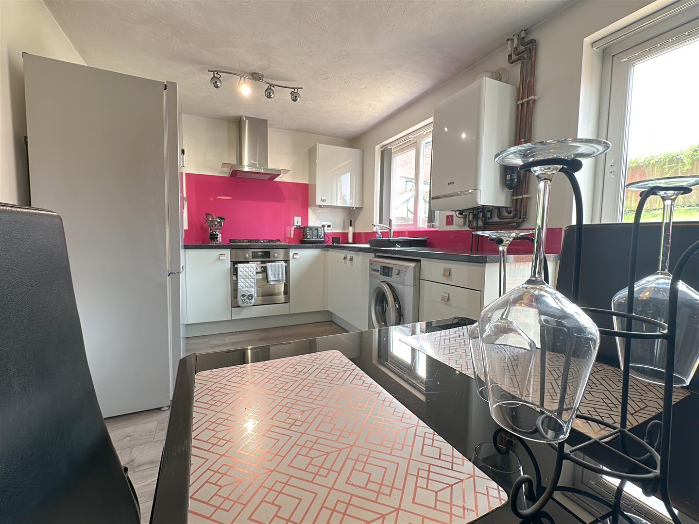 3 bedroom Semi-detached house SSTC