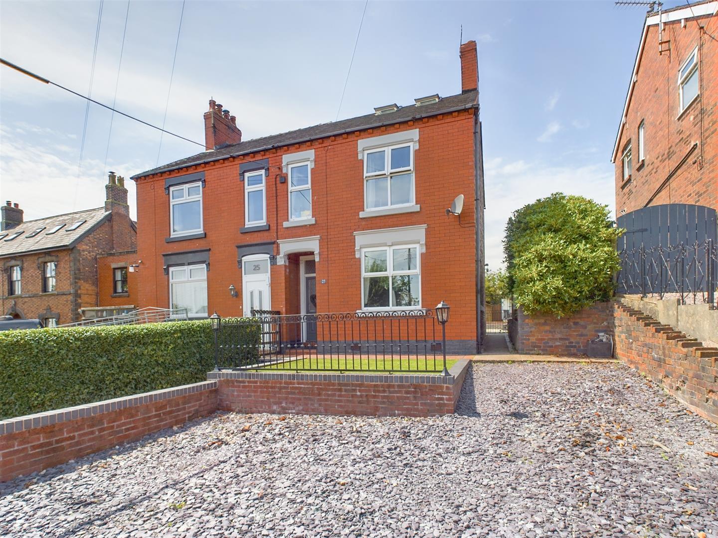 4 bedroom Semi-detached house Sold