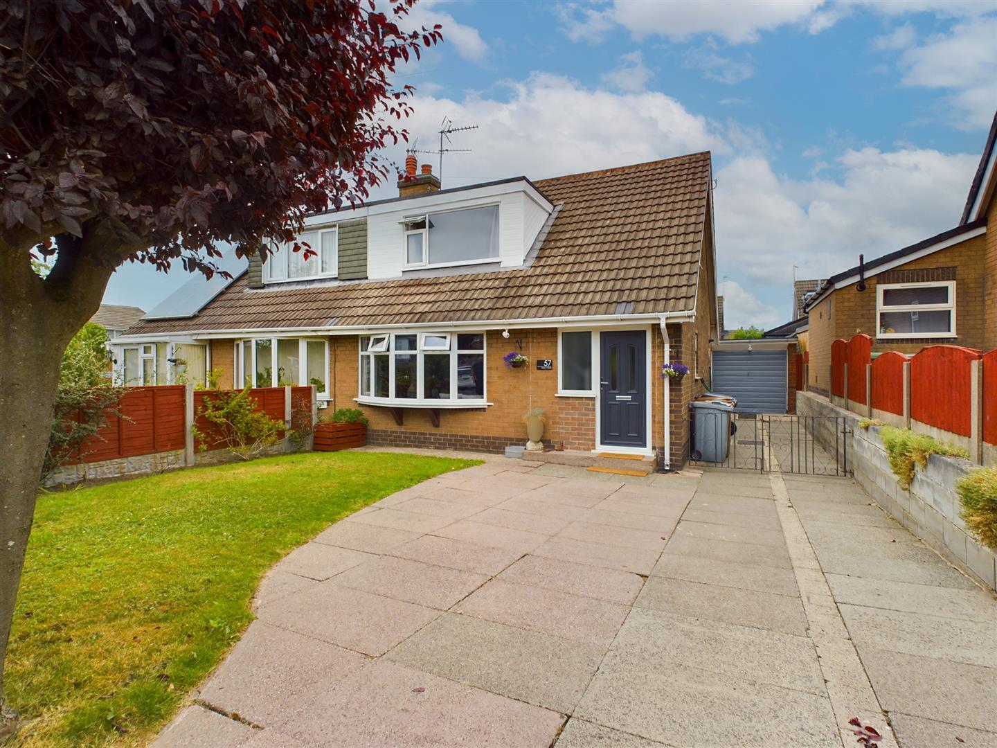 3 bedroom Semi-detached house Sold