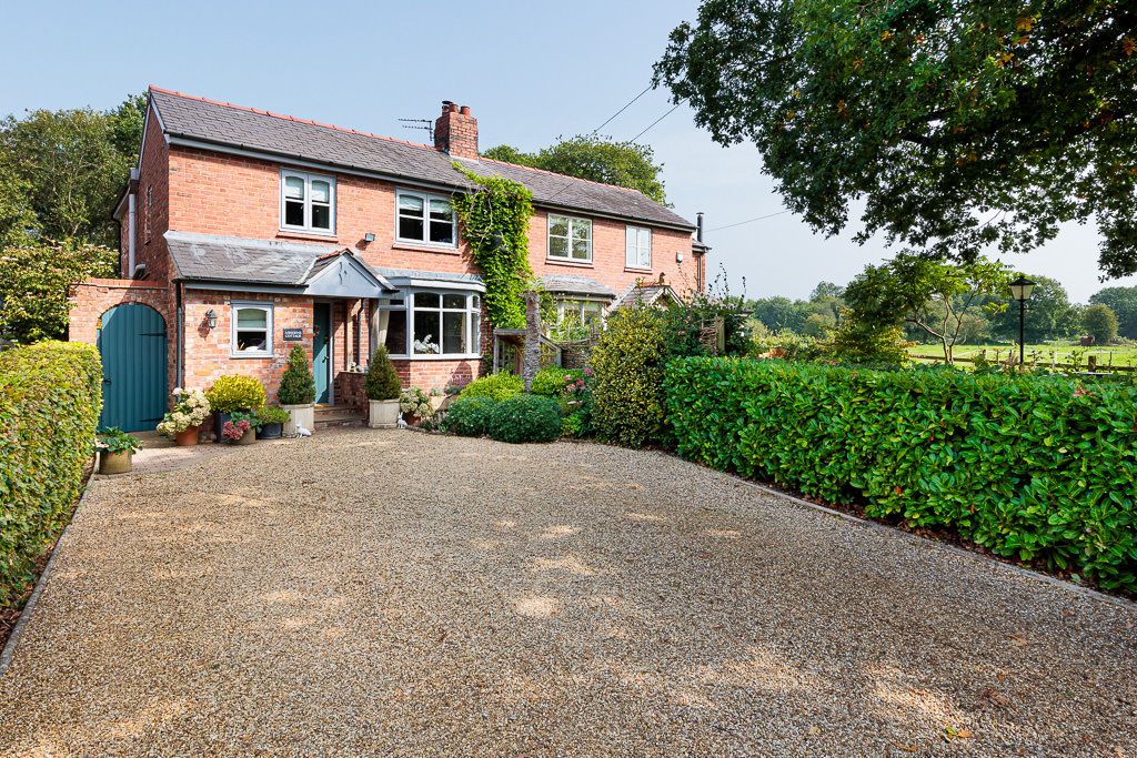 2 bedroom Semi-Detached House SSTC