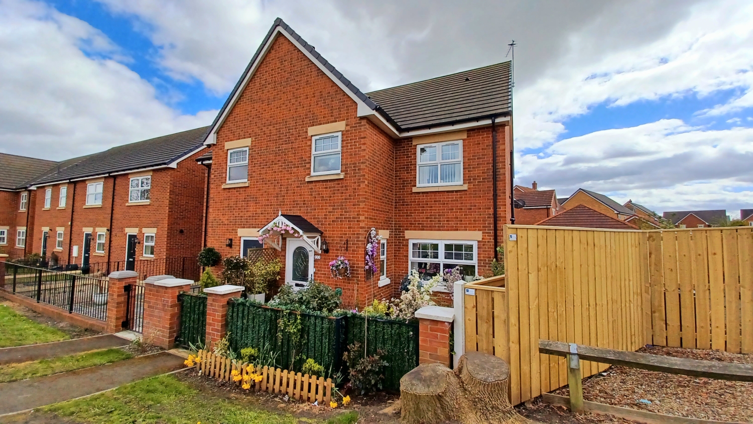 3 bedroom Semi-Detached For Sale