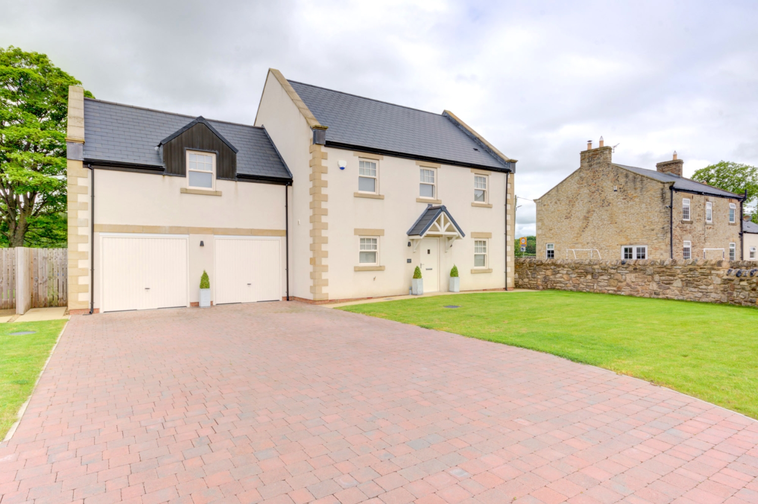 4 bedroom Detached house Under Offer