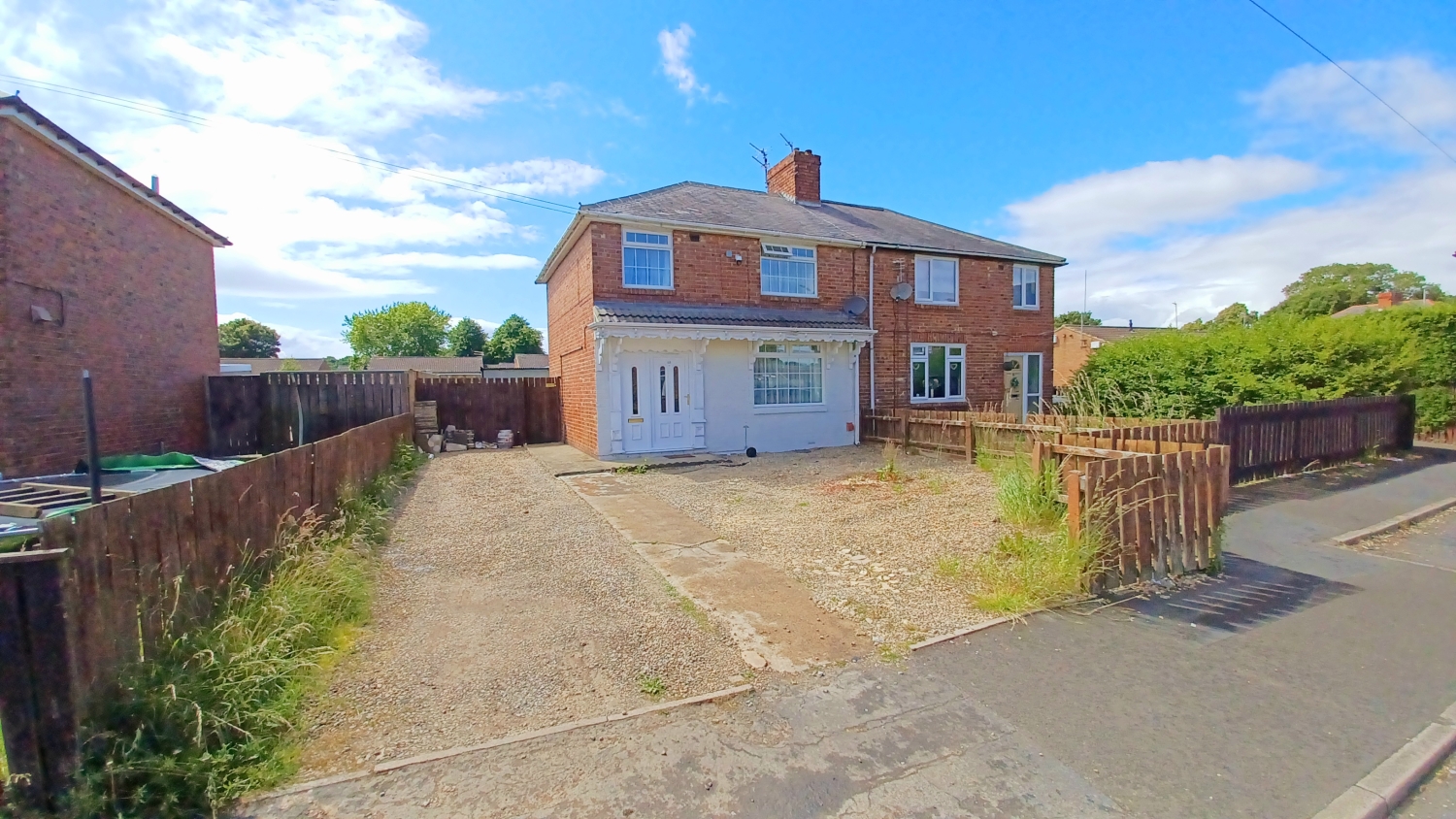 3 bedroom Semi-detached house Under Offer