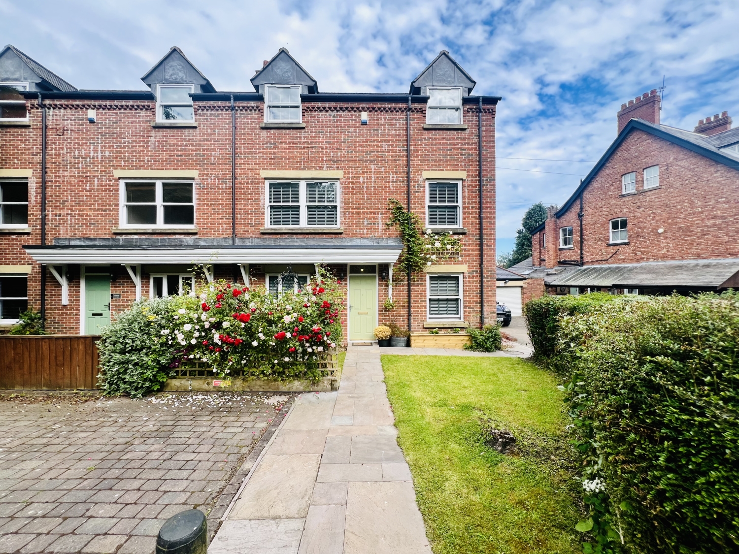 4 bedroom Townhouse To Let