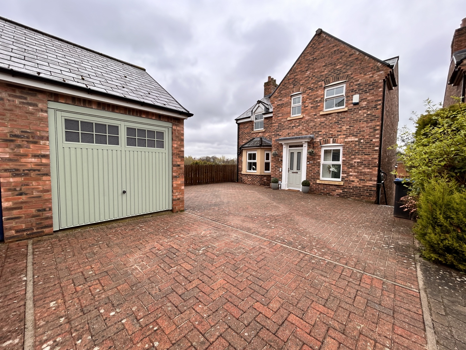 5 bedroom Detached Under Offer