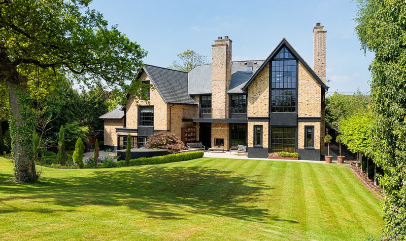 6 bedroom Detached House For Sale