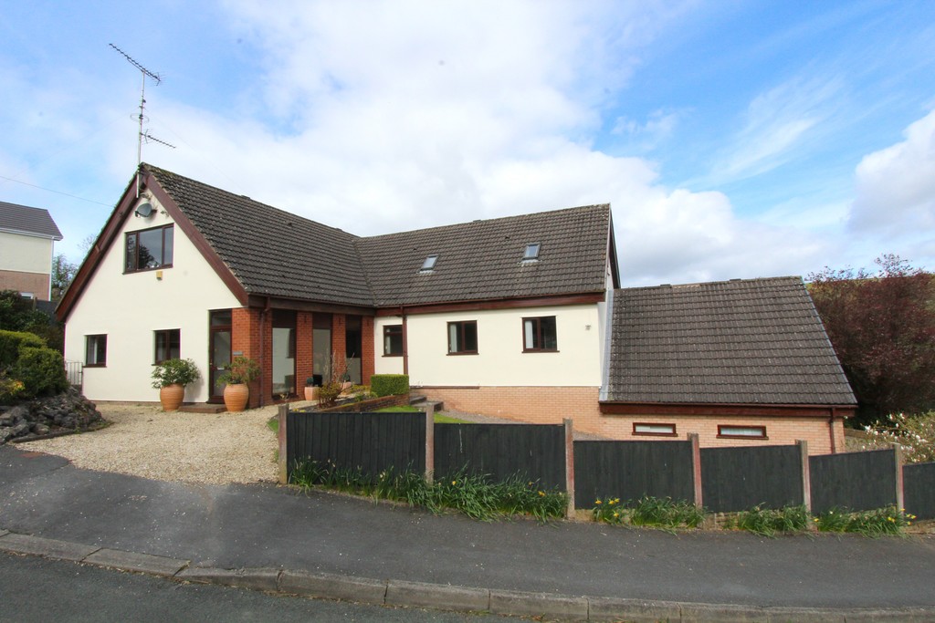 6 bedroom Detached House For Sale