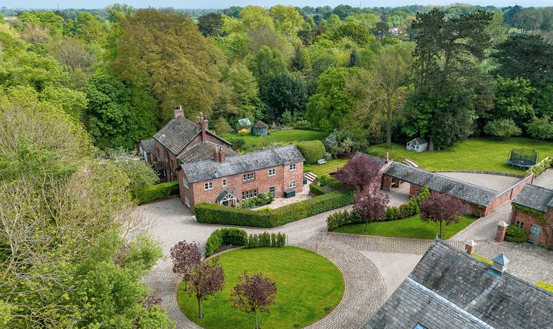 5 bedroom Semi-Detached House Under Offer
