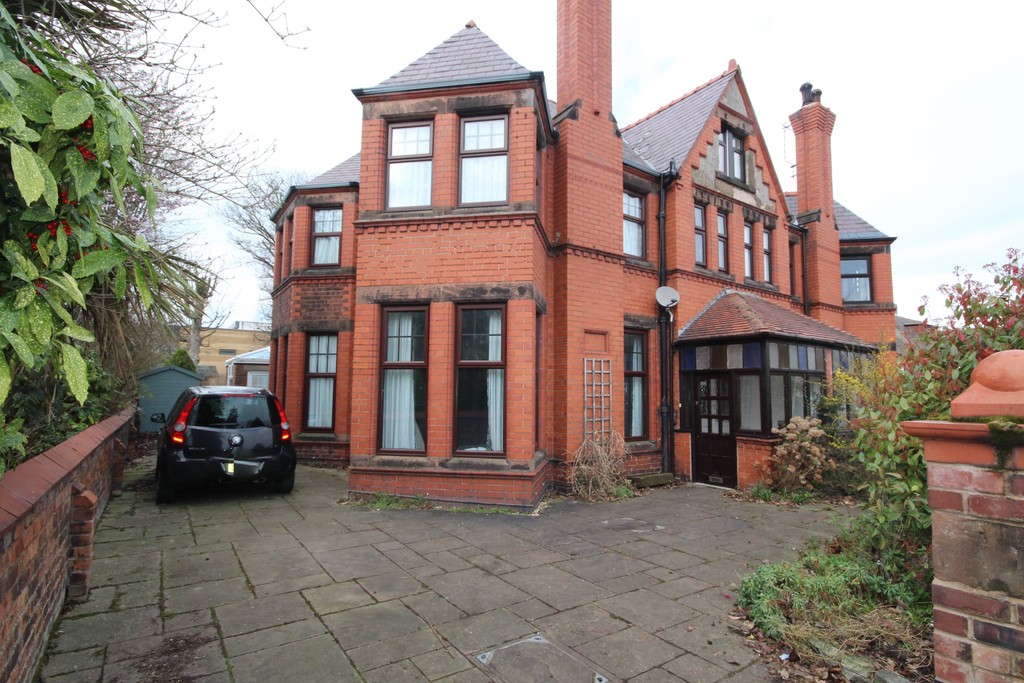 4 bedroom Semi-Detached House Sold