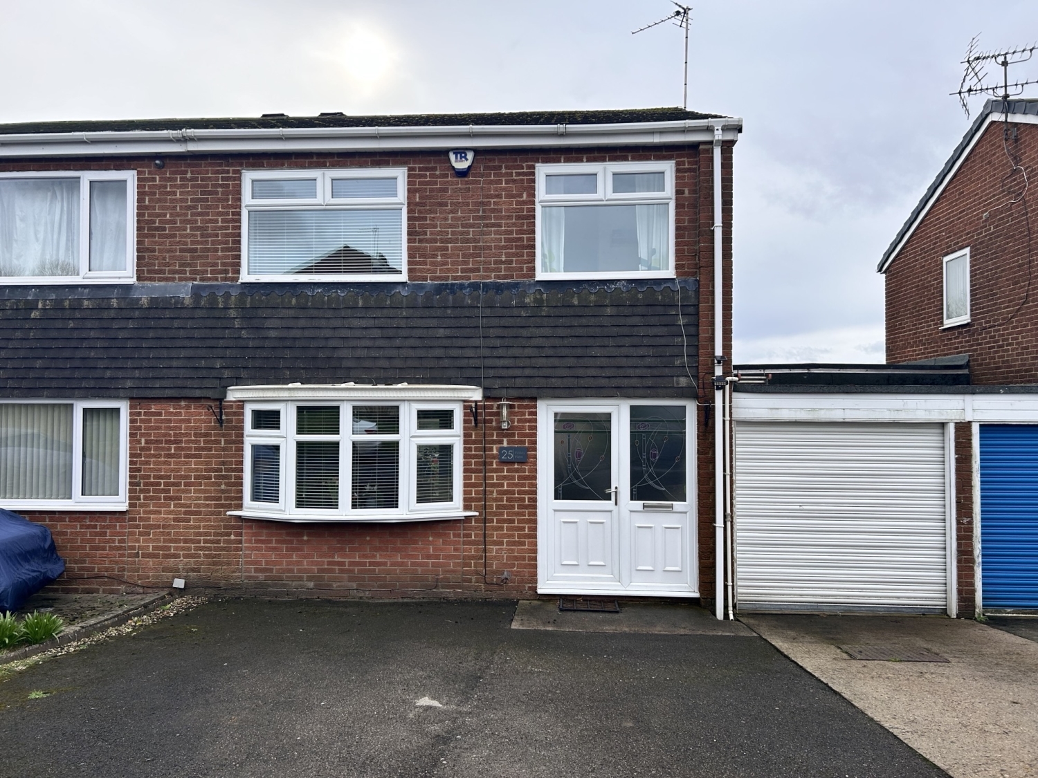 3 bedroom Semi-detached house Under Offer