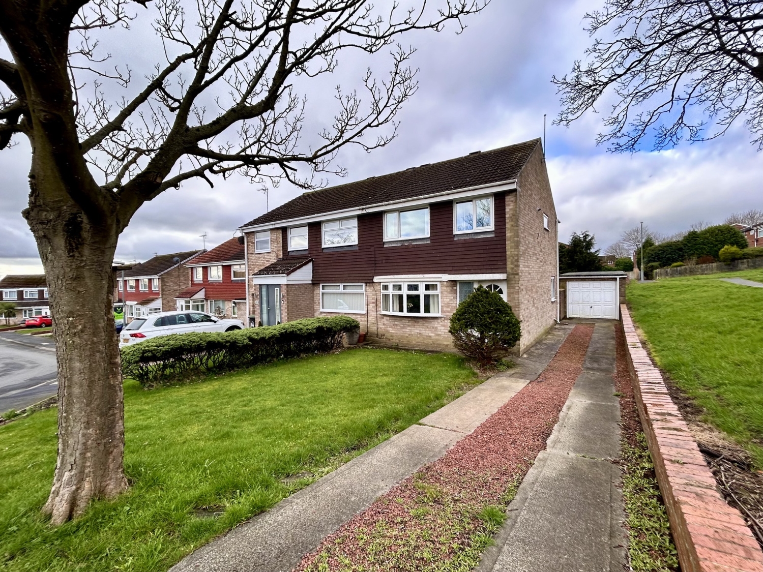 3 bedroom Semi-detached house Under Offer