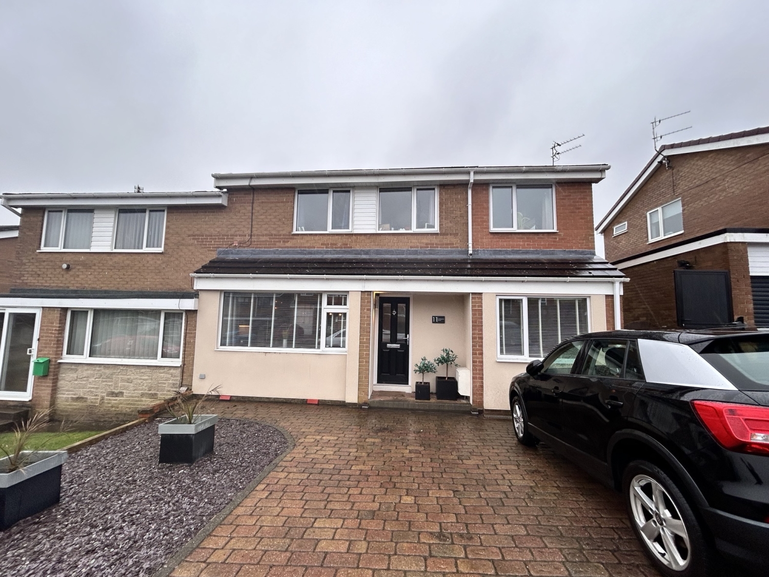 4 bedroom Semi-detached house Under Offer