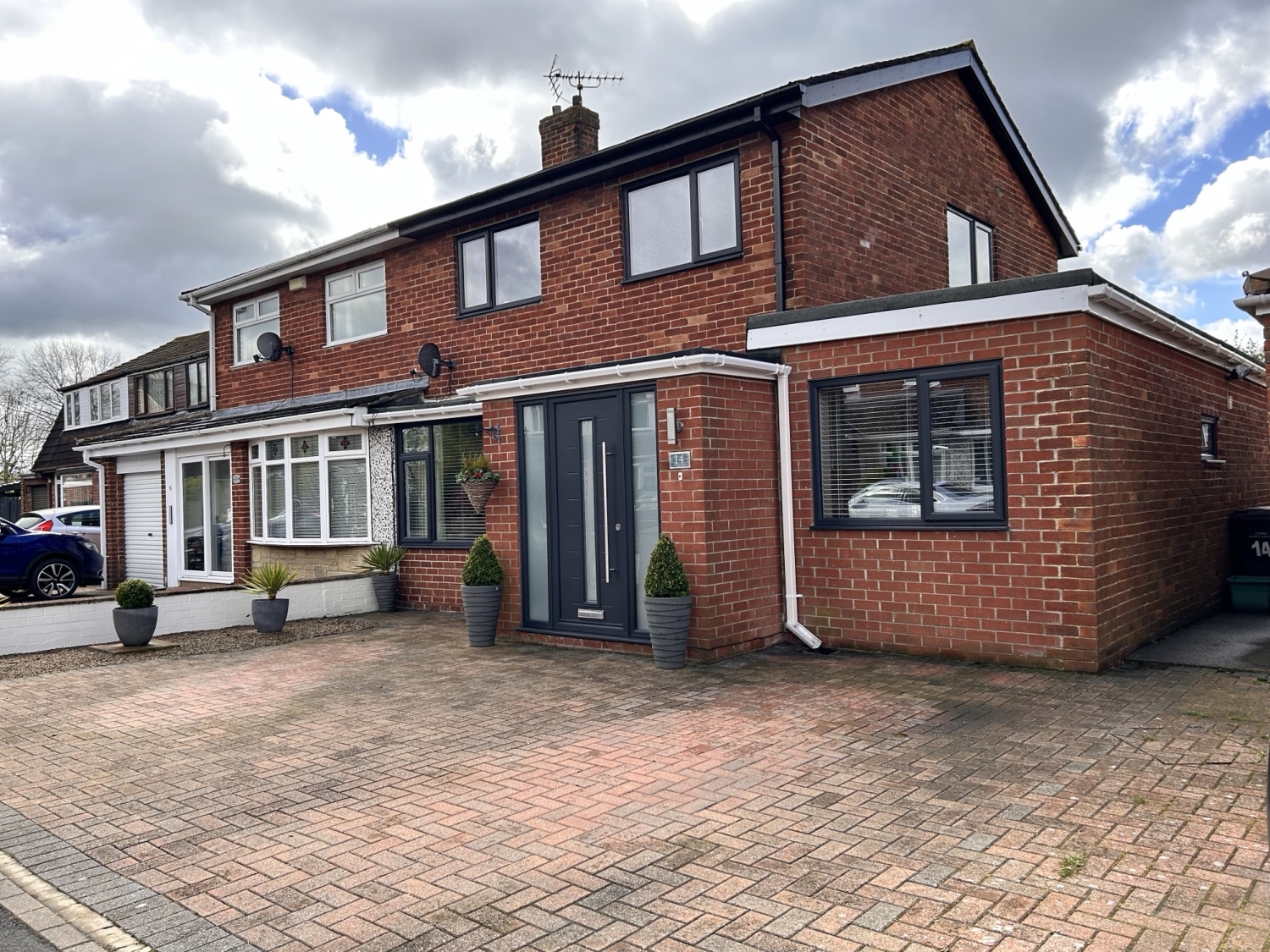 4 bedroom Semi-detached house Under Offer