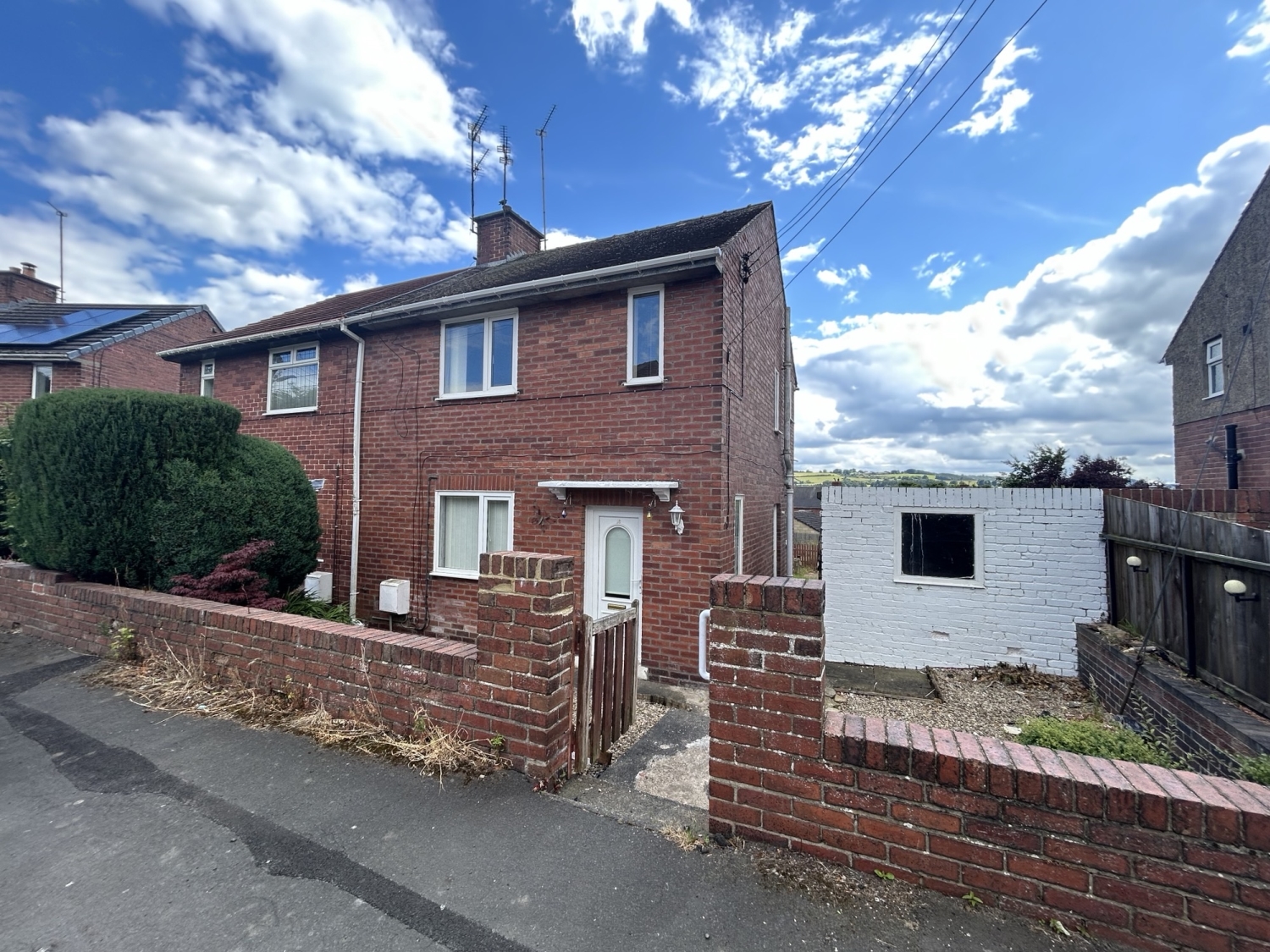 2 bedroom Semi-detached house Under Offer