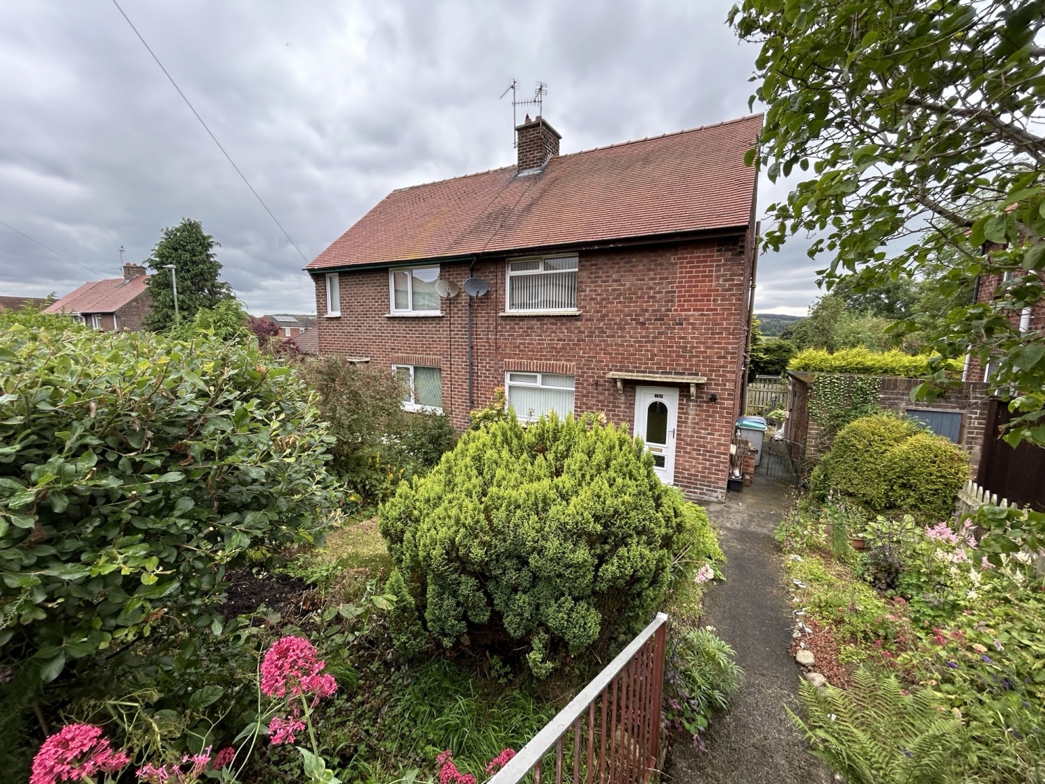 2 bedroom Semi-detached house Under Offer