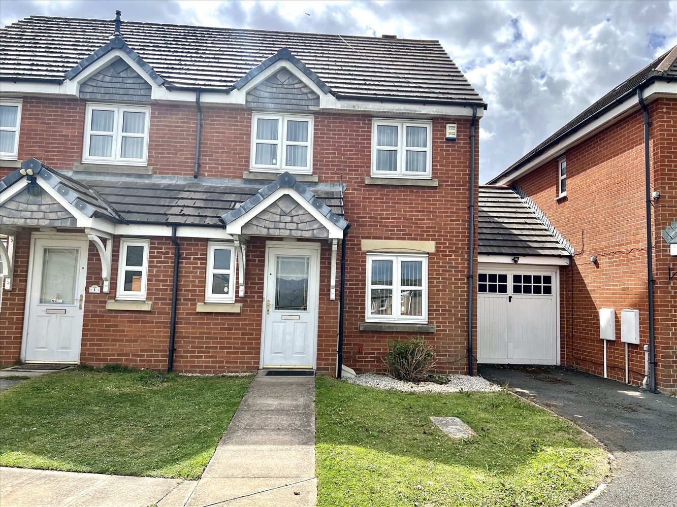 3 bedroom Semi-detached house SSTC