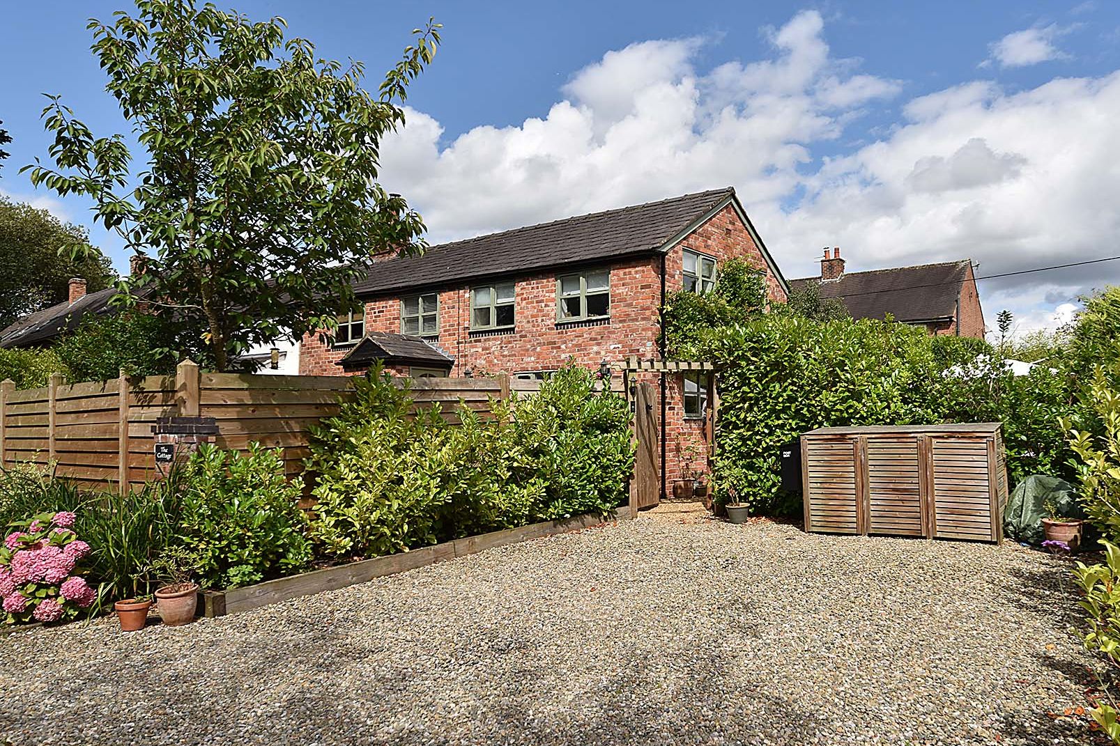 3 bedroom Cottage For Sale