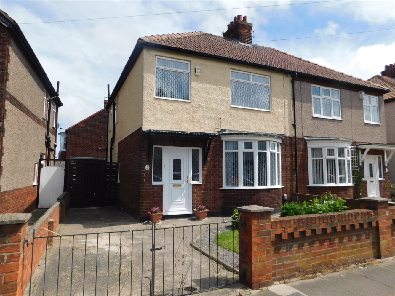 3 bedroom Semi-detached house Under Offer