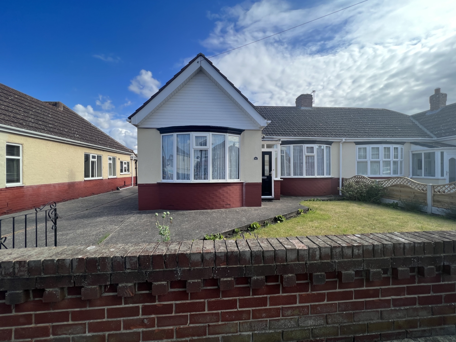 3 bedroom Semi-detached house Under Offer