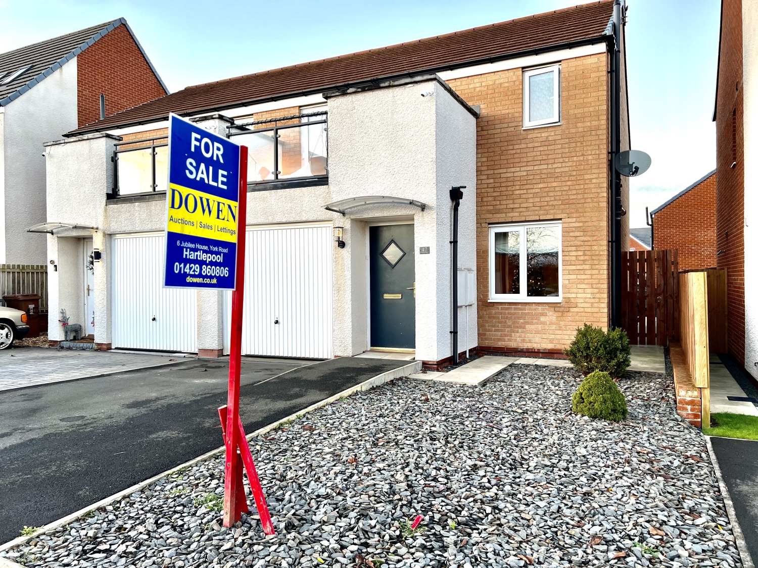 3 bedroom Semi-detached house Under Offer
