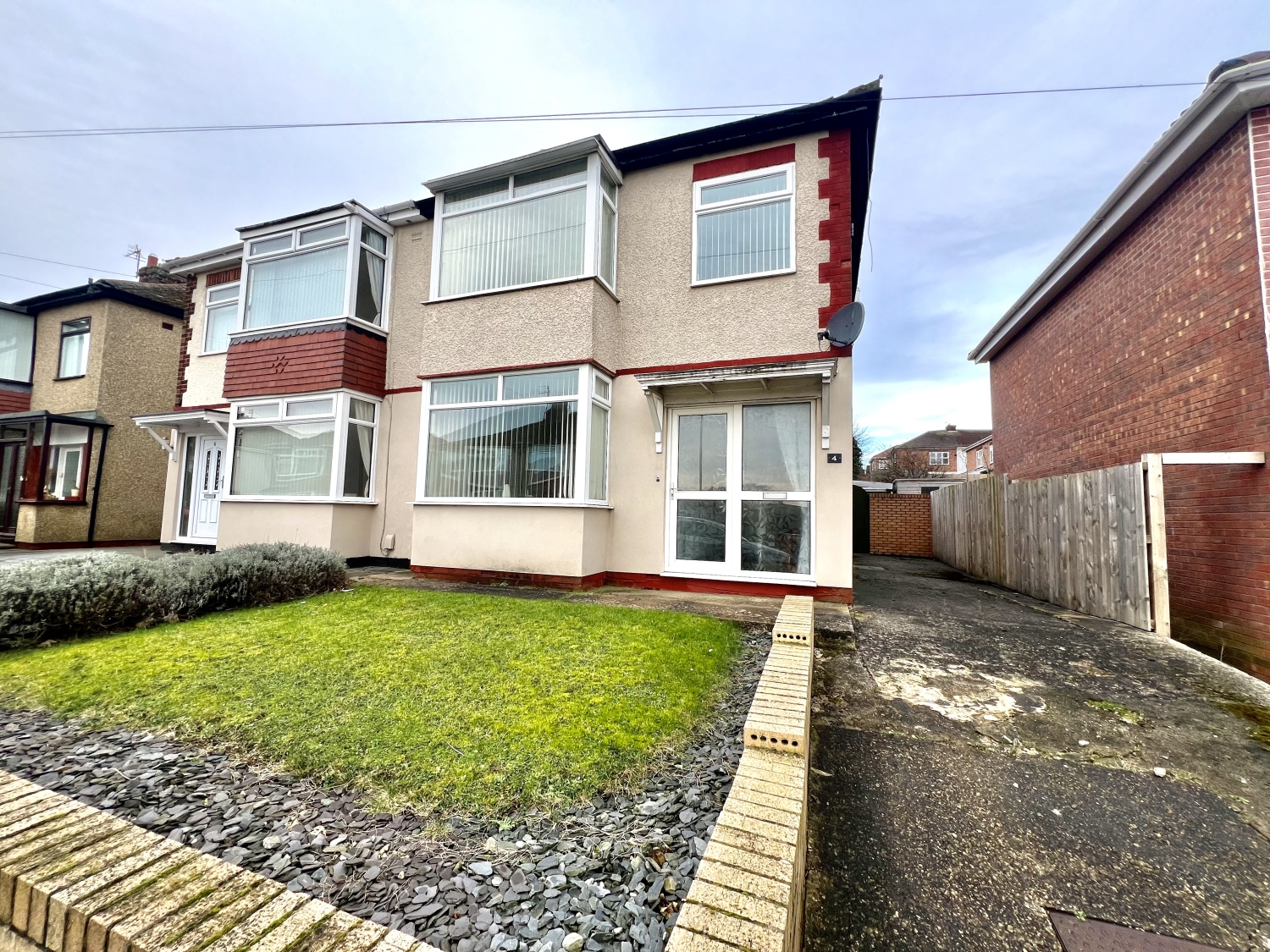 3 bedroom Semi-detached house Under Offer
