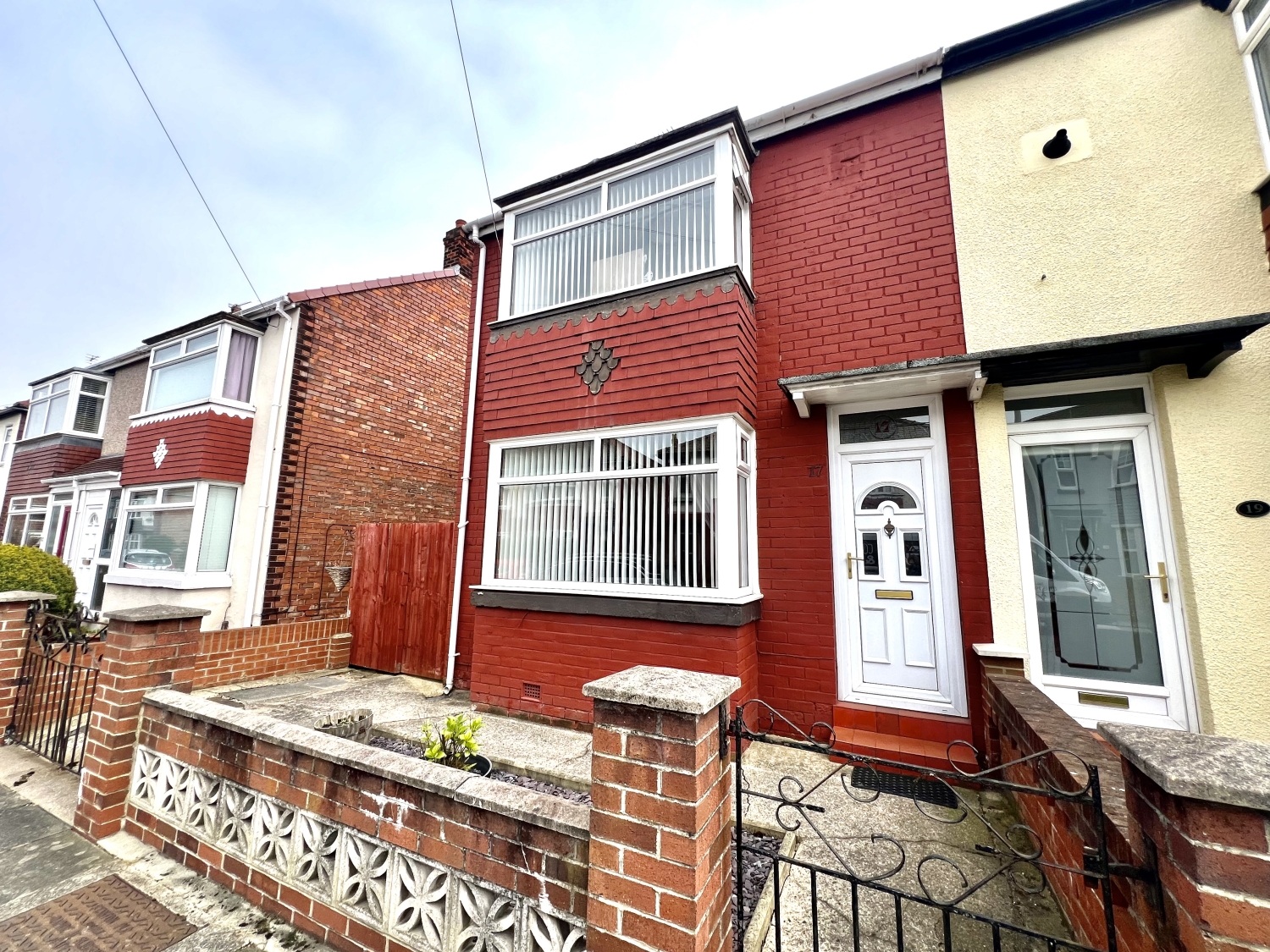 3 bedroom Semi-detached house Under Offer