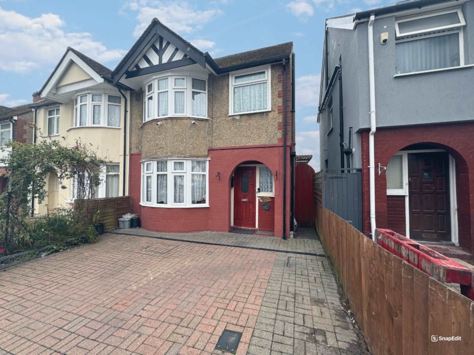 3 bedroom Semi-detached house Sold