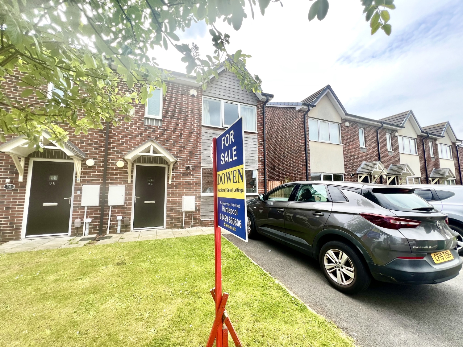 3 bedroom Semi-detached house Under Offer