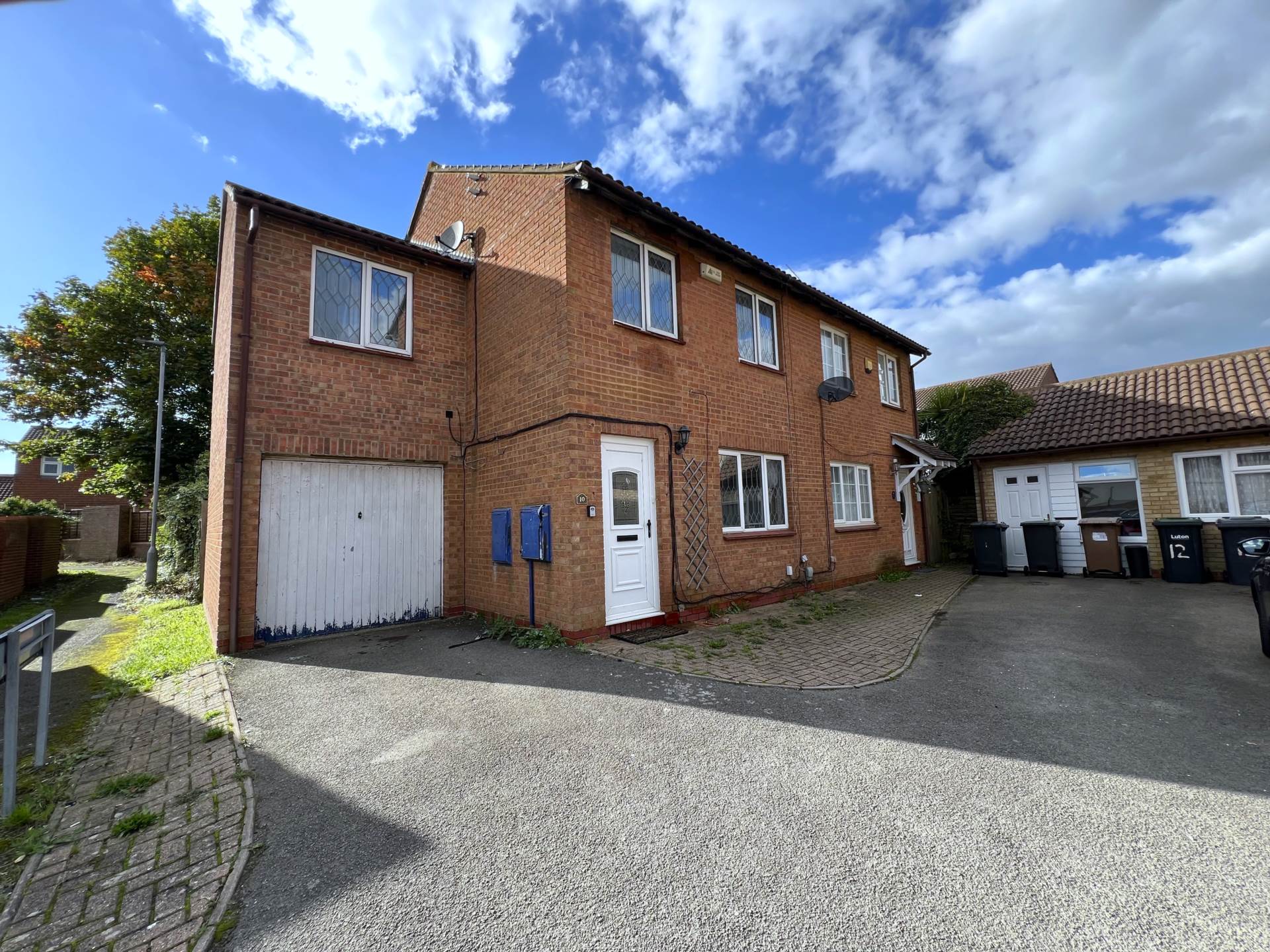 5 bedroom Semi-detached house To Let