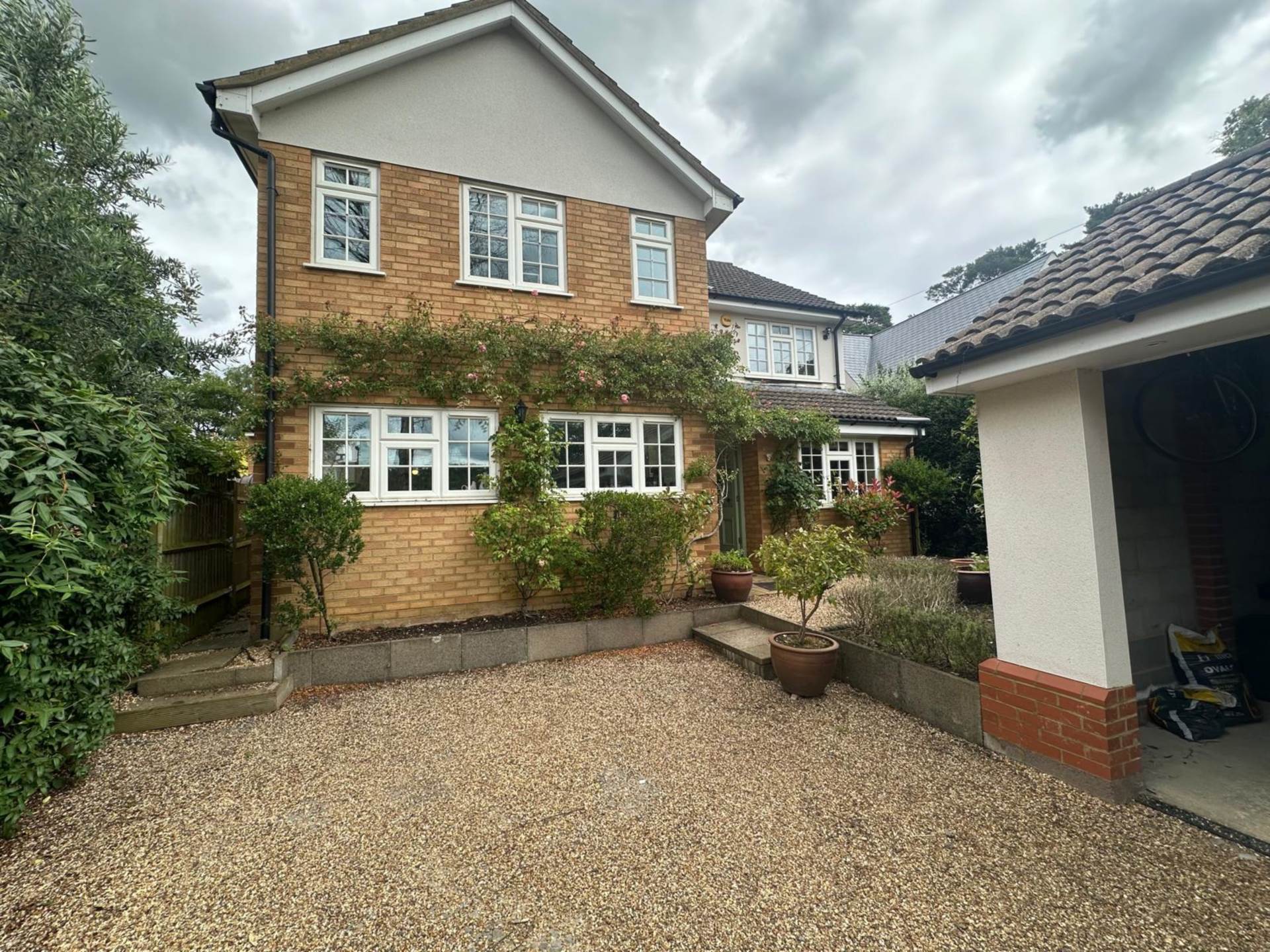 4 bedroom Detached House To Let