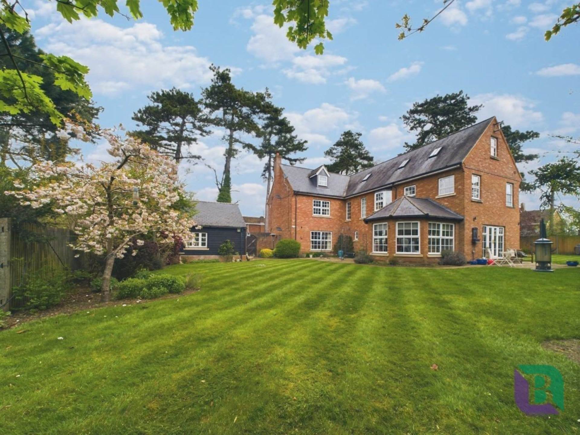 7 bedroom Detached House For Sale