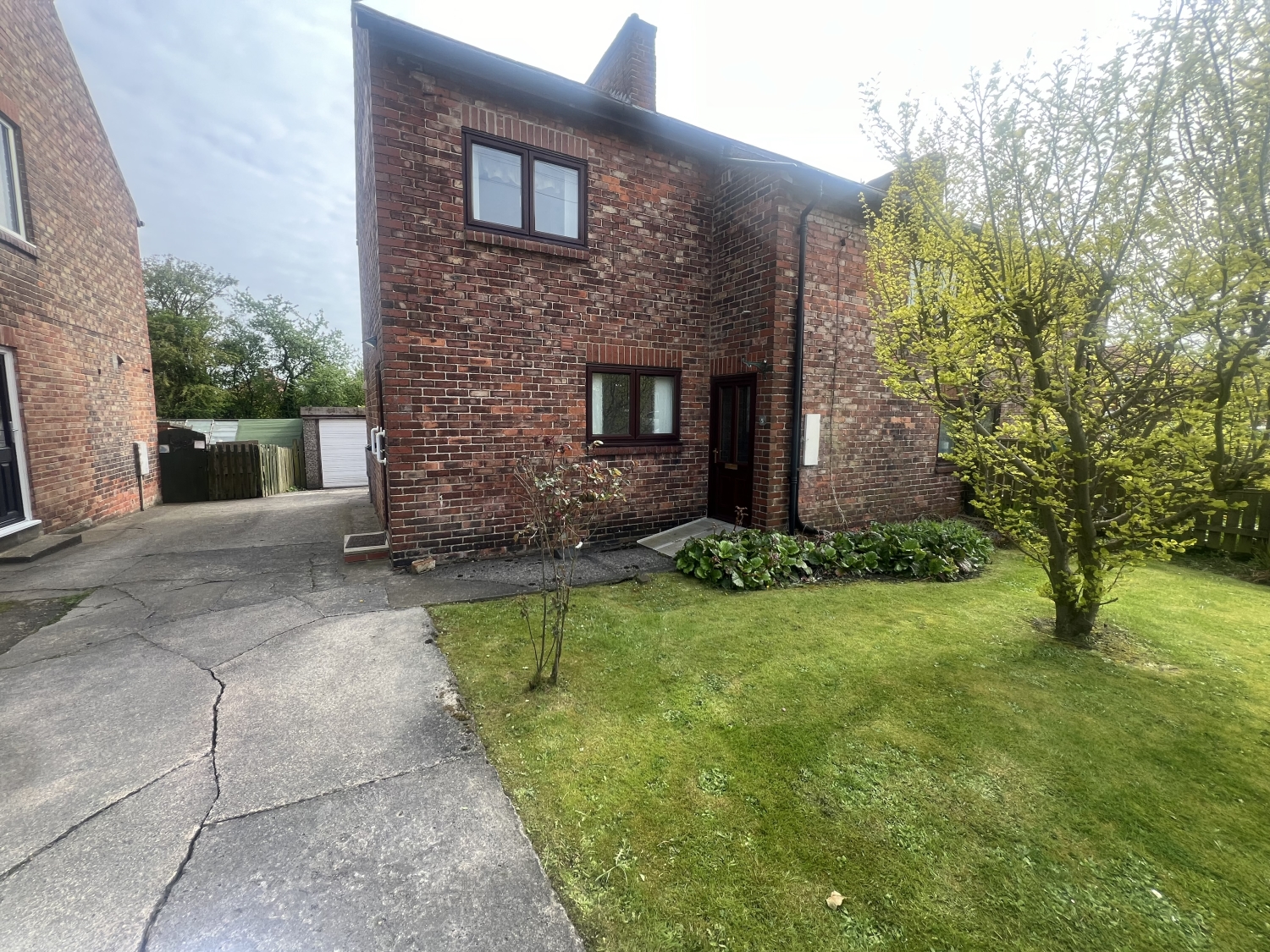 3 bedroom Semi-detached house Under Offer