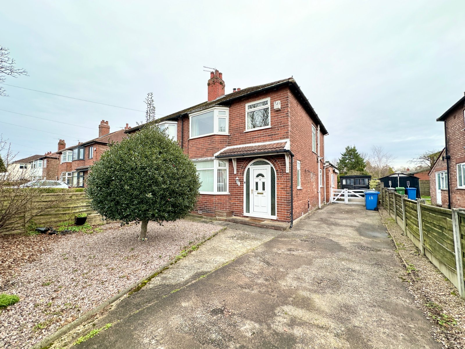 3 bedroom Semi-Detached House SSTC