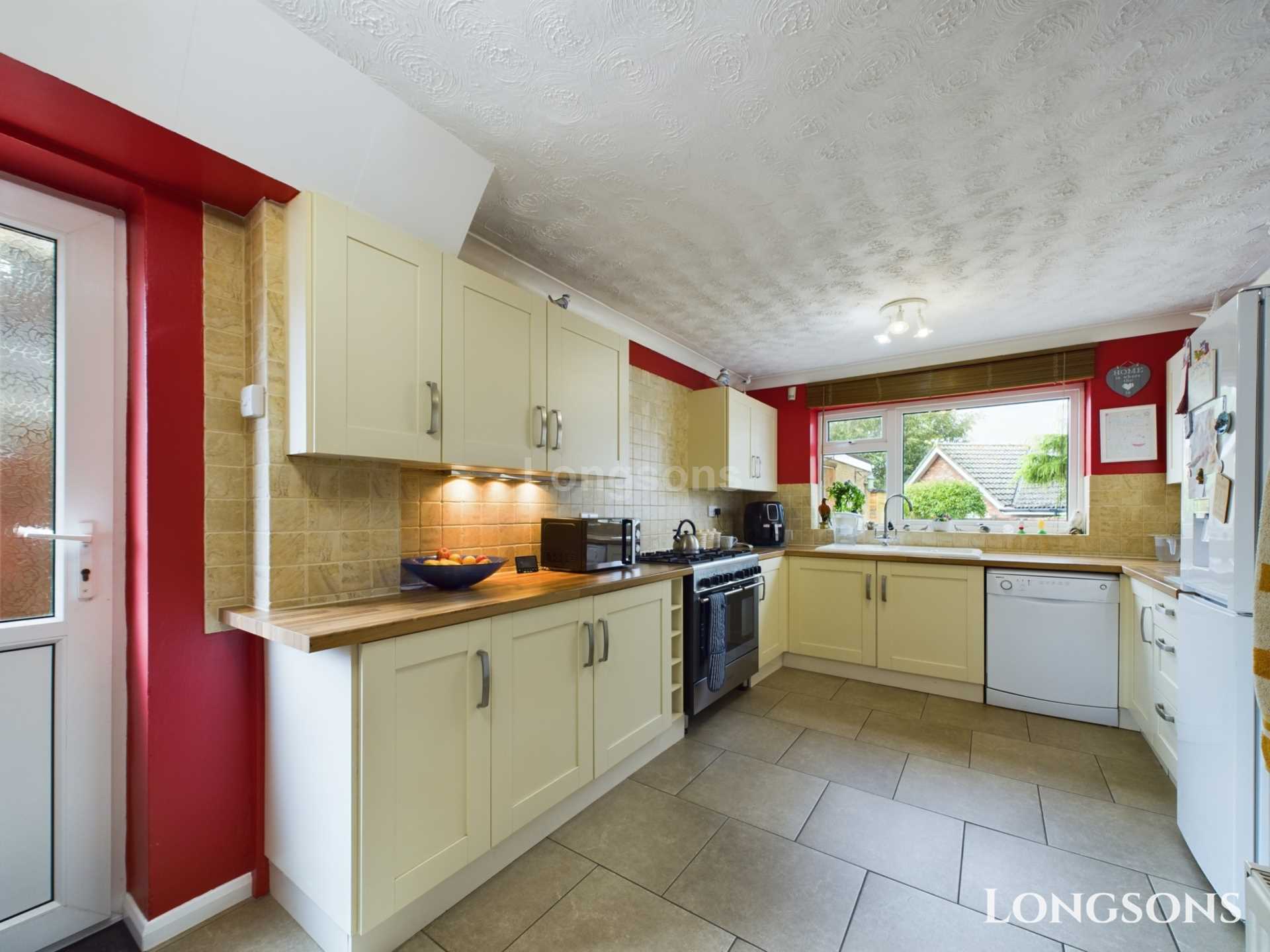 3 bedroom Detached house SSTC