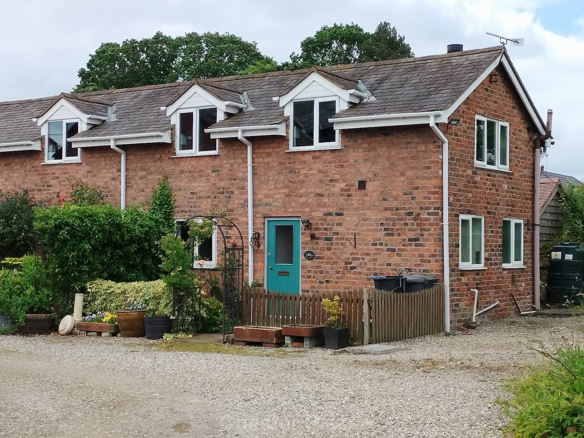 2 bedroom Semi-detached house Under Offer