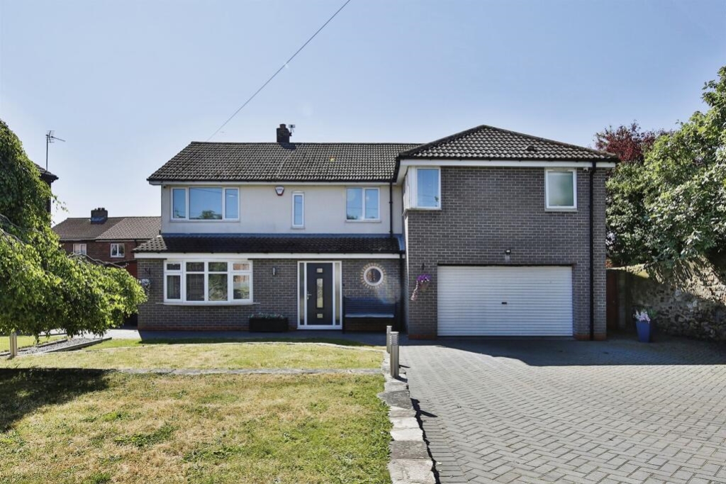 5 bedroom Detached house Under Offer