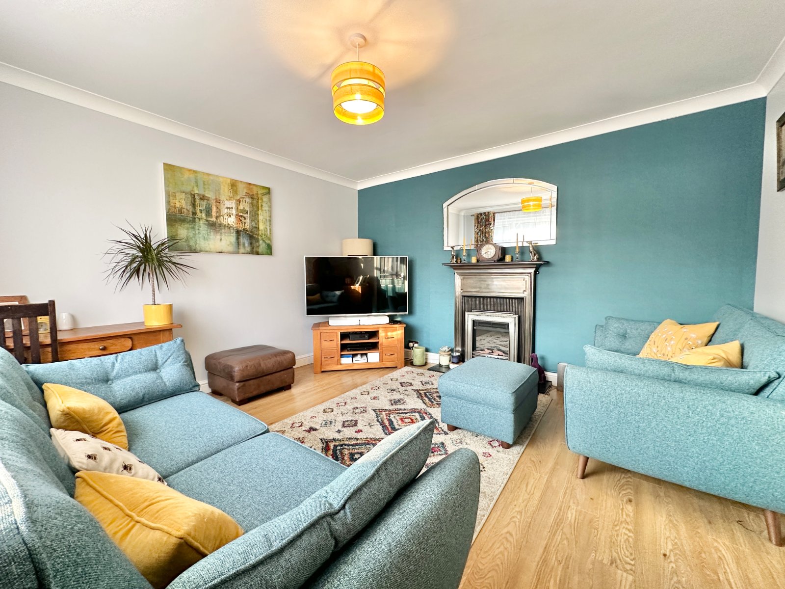 4 bedroom Semi-detached house SSTC