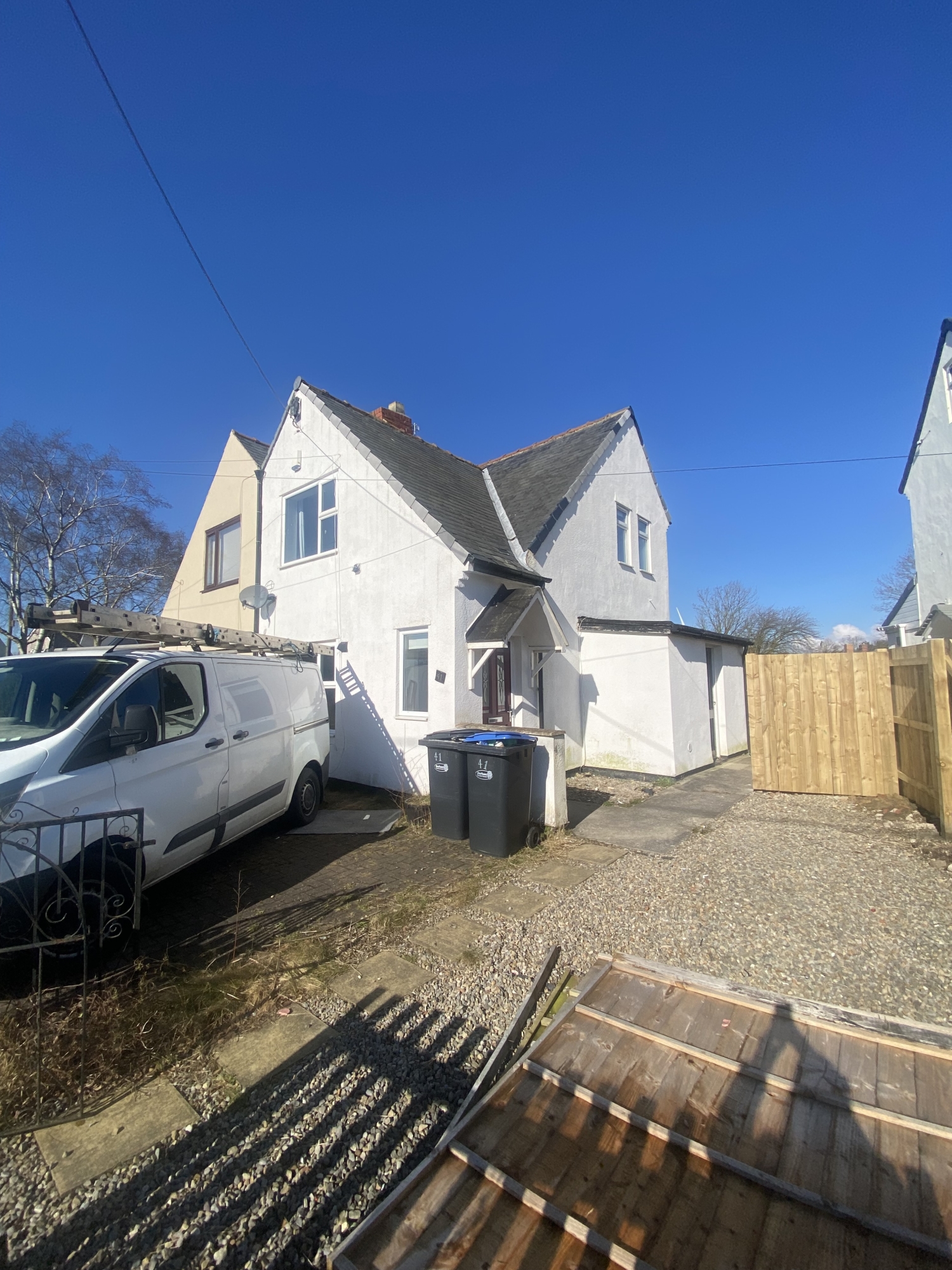 2 bedroom Semi-detached house Under Offer