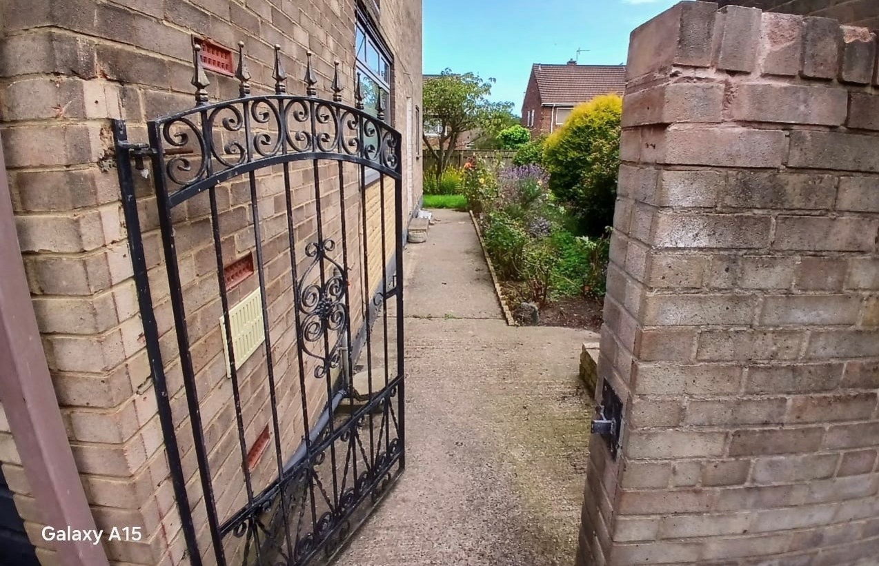 2 bedroom Semi-Detached To Let