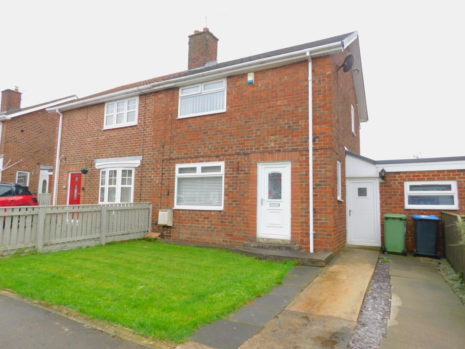 2 bedroom Semi-detached house Under Offer