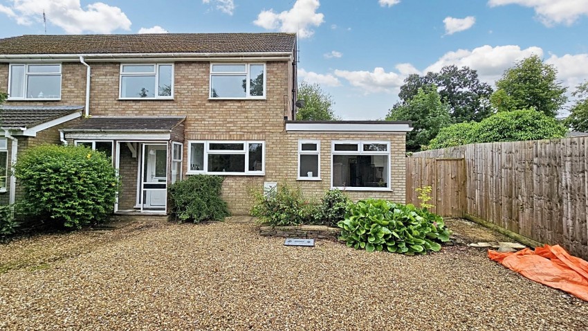 3 bedroom Semi-detached house Let
