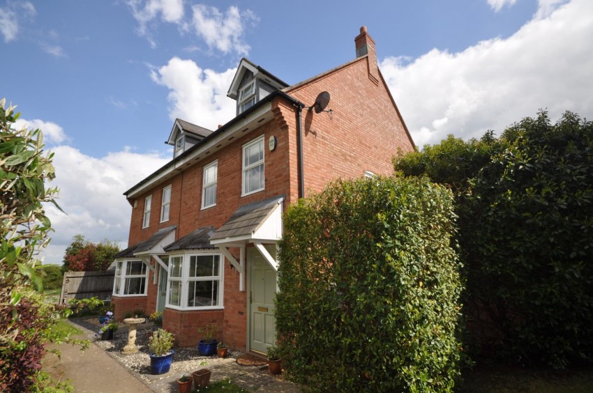 4 bedroom Semi-detached house Let