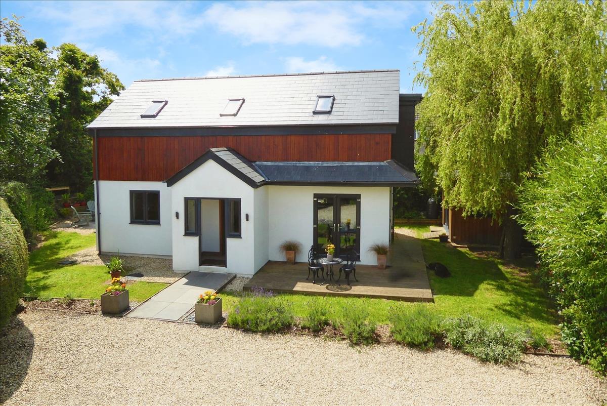 2 bedroom Detached house For Sale