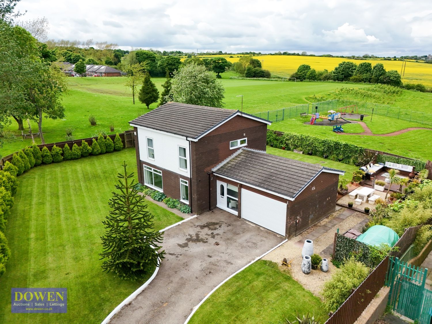 3 bedroom Detached house Under Offer